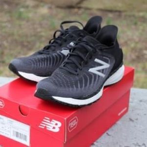 LIKE NEW - New Balance 860 v11 (FREE SHIPPING!)